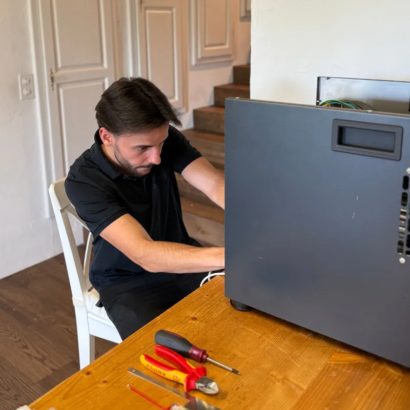 Daniel Gomes beim Zusammenbau des RY3T NOVA.